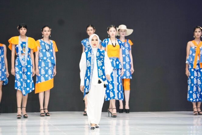 
					Ketua Dekranasda Sulawesi Tengah, Sry Nirwanti Bahasoan, melangkah anggun di atas catwalk memperkenalkan Batik Banava bersama para model pada pembukaan Jogja Fashion Week 2025 di Jogja Expo Center, Yogyakarta, Kamis (07/08/25). FOTO: istimewa