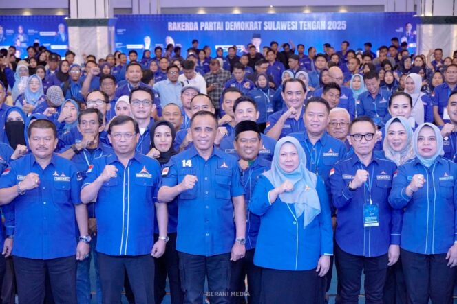 
					Sekretaris Jenderal Partai Demokrat, Herman Khaeron, bersama Gubernur Sulawesi Tengah, Anwar Hafid, Wakil Gubernur dr. Reny A. Lamadjido, dan jajaran pengurus Demokrat Sulteng berfoto bersama usai pembukaan Rapat Kerja Daerah (Rakerda) Partai Demokrat Sulawesi Tengah 2025 di Grand Syah Hotel Palu, Jumat (08/08/25). FOTO: istimewa