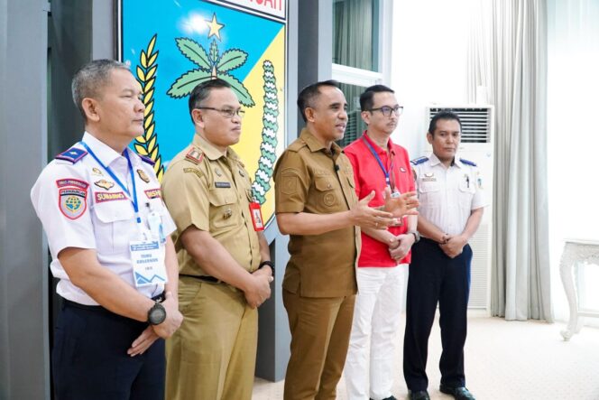 
					Gubernur Sulawesi Tengah, H. Anwar Hafid (tengah), memberikan keterangan pers usai rapat koordinasi terkait persiapan operasional Bandara Mutiara SIS Al-Jufri sebagai bandara internasional penuh, didampingi jajaran Dinas Perhubungan dan pihak terkait di Palu, Senin (11/08/25). FOTO: istimewa