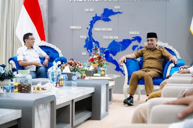 
					Gubernur Sulawesi Tengah, Anwar Hafid (kanan), menerima audiensi Ketua Ikatan Motor Indonesia (IMI) Sulteng, Helmi Umar (kiri), di ruang kerja Gubernur Sulteng, Senin (11/08/25). FOTO: istimewa