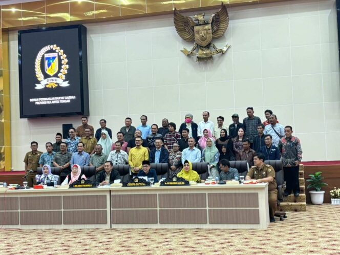 
					Wakil Ketua I DPRD Provinsi Sulawesi Tengah, Aristan, S.Pt, bersama jajaran pimpinan dan anggota DPRD Sulteng, narasumber, serta peserta uji publik Ranperda Pengakuan dan Perlindungan Masyarakat Adat, di Ruang Sidang Utama Gedung Bidarawasi, Senin (11/08/25). FOTO: istimewa