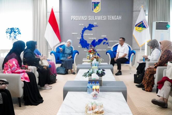 
					Gubernur Sulawesi Tengah, Anwar Hafid, menerima audiensi Ketua BKOW Sulteng, Derry B. Djanggola, bersama jajaran pengurus di Kantor Gubernur, Rabu (13/08/25). FOTO: istimewa