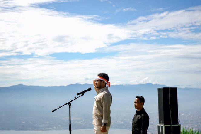 
					Muhammad Fathur Razaq, Koordinator Rembuk Pemuda Sulawesi Tengah, memberi penghormatan saat memimpin upacara HUT ke-80 Kemerdekaan Republik Indonesia di Bukit Salena, Palu, Minggu (17/08/25). FOTO: istimewa
