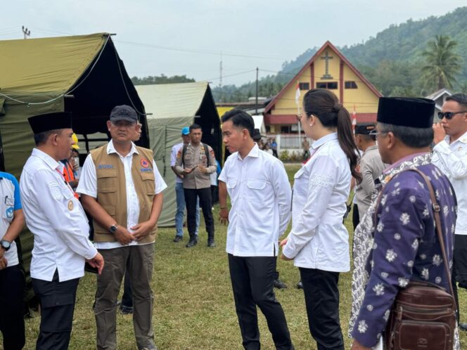 
					Wakil Presiden RI Gibran Rakabuming didampingi Gubernur Sulawesi Tengah Anwar Hafid, Bupati Poso Verna Gladies Merry Inkiriwang, serta Deputi Penanganan Darurat BNPB Mayjen Budi Irawan, saat meninjau tenda darurat bagi warga terdampak gempa di Desa Tangkura, Kecamatan Poso Pesisir Selatan, Jumat (22/08/25). FOTO: istimewa