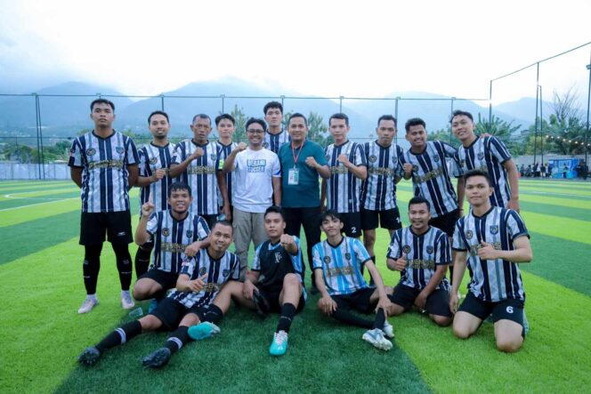 
					Sejumlah pemain tim mini soccer berpose bersama usai pembukaan Turnamen Berani Mini Soccer 2025 di Witan Arena Palu, Sabtu (23/08/25). FOTO: istimewa