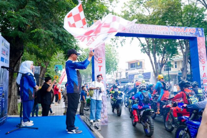 
					Gubernur Sulawesi Tengah, Anwar Hafid, didampingi Wakil Gubernur dr. Reny Lamadjido, mengibaskan bendera start sebagai tanda dimulainya Trail Adventure “Berani Jelajah Bumi Tadulako” di Kota Palu, Sabtu (23/08/25). FOTO: istimewa