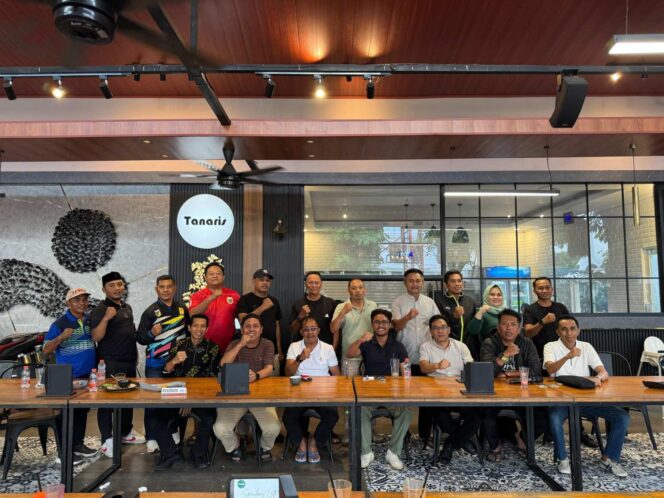 
					Sejumlah ketua KONI kabupaten/kota bersama perwakilan cabang olahraga (cabor) berfoto bersama usai menyatakan dukungan kepada Muhammad Fathur Razaq sebagai calon Ketua Umum KONI Sulawesi Tengah periode 2025–2030, di salah satu kafe di Kota Palu, Sabtu (23/08/25). FOTO: istimewa