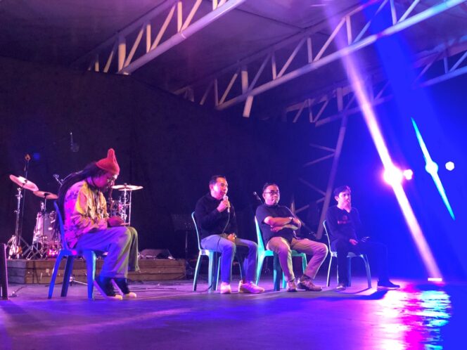 
					Tokoh masyarakat Kabupaten Sigi, Mohamad Irwan Lapatta (Pegang mic) pada kegiatan seni dan dialog bertajuk BOSARA (Bongi Mposarara). FOTO: Angel