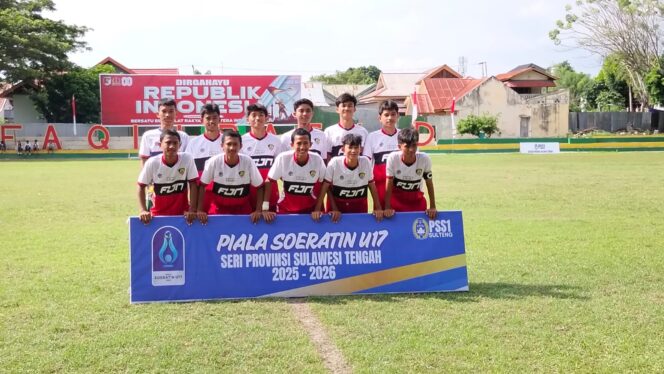 
					Tim Aditama Bahari FC berpose bersama sebelum laga semifinal Piala Soeratin U-17 Seri Provinsi Sulawesi Tengah 2025–2026 di Lapangan Faqih Rasyid, Kota Palu. FOTO: Agus Datuamas.
