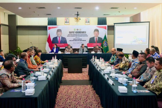 
					Menteri ATR/BPN Nusron Wahid bersama Ketua Komisi II DPR RI Muhammad Rifqinizamy Karsayuda menghadiri Rapat Koordinasi dengan pemerintah daerah wilayah Maluku dan Papua di Ternate, Sabtu (23/08/25). FOTO: istimewa