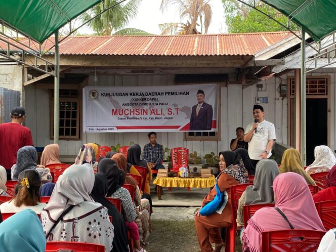 
					Anggota DPRD Kota Palu, Muchsin Ali, menyerap aspirasi warga terkait perbaikan infrastruktur dan persoalan pembangunan perumahan saat kunjungan kerja daerah pemilihan di Jalan Tanderante, Kelurahan Kabonena, Kecamatan Ulujadi, Jumat (15/08/25). FOTO: netiz.id