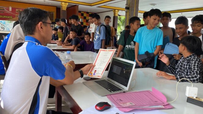 
					Asprov PSSI Sulawesi Tengah memeriksa dokumen administrasi pemain muda saat proses screening peserta Piala Soeratin musim 2025–2026 di Palu. FOTO: netiz.id