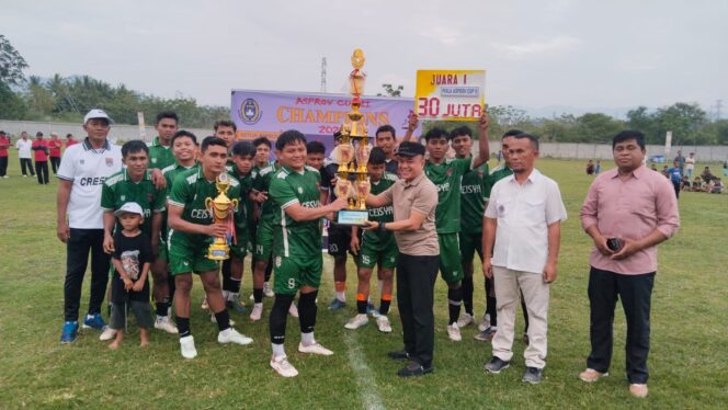 
					Ketua Asprov PSSI Sulawesi Tengah, Hadianto Rasyid, menyerahkan trofi juara kepada kapten tim Rauf Junior usai menjuarai Piala Asprov PSSI Sulteng 2025 di Lapangan Guntarano, Kecamatan Tanantovea, Kabupaten Donggala, Minggu (24/08/25). FOTO: istimewa