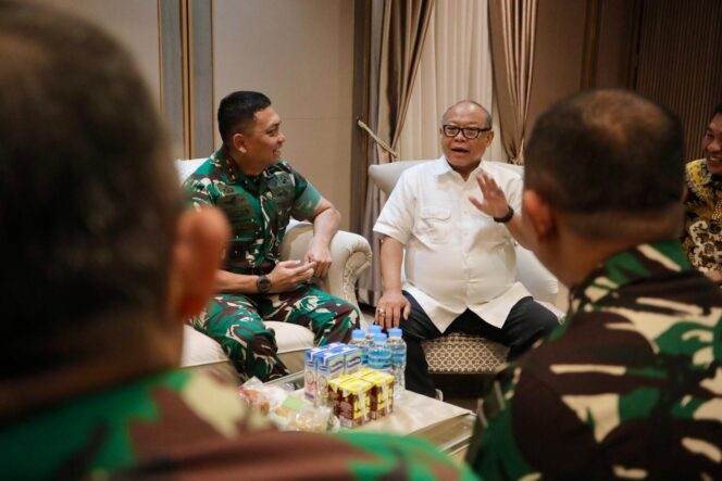 
					Ketua DPRD Provinsi Sulawesi Tengah, Mohammad Arus Abdul Karim, berbincang dengan Pangdam XXIII/Palaka Wira, Mayjen TNI Jonathan Binsar Parluhutan Sianipar, saat kunjungan silaturahmi di Kantor DPRD Sulteng, Rabu (03/09/25). FOTO: istimewa