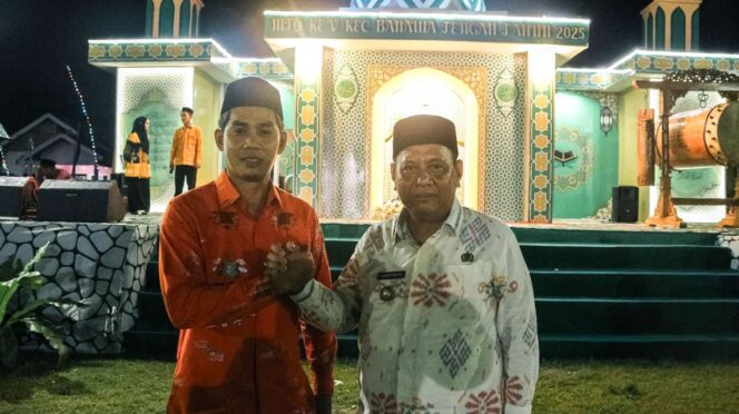 
					Anggota DPRD Sulawesi Tengah, Takwin (kiri), bersama Camat Banawa Tengah berpose usai penutupan MTQ ke-5 tingkat Kecamatan Banawa Tengah di Kabupaten Donggala, Jumat (19/09/25). FOTO: Ramadhan