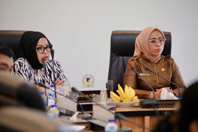
					Ketua Komisi III DPRD Sulawesi Tengah, Hj. Arnila H. Moh Ali (kiri), memimpin Rapat Dengar Pendapat (RDP) bersama Satgas Penyelesaian Konflik Agraria (PKA) di Kantor DPRD Sulteng, Selasa (16/09/25). FOTO: Humas DPRD Sulteng.