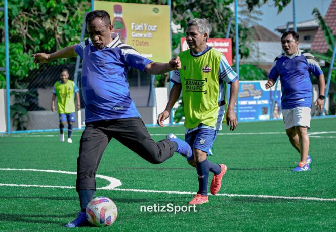 
					Gubernur Sulawesi Tengah, Anwar Hafid, saat melepaskan tendangan ke gawang Jurnalis Palu FC dalam laga persahabatan di Lapangan Palu Arena Mini Soccer, Sabtu (13/09/25). FOTO: netizSport