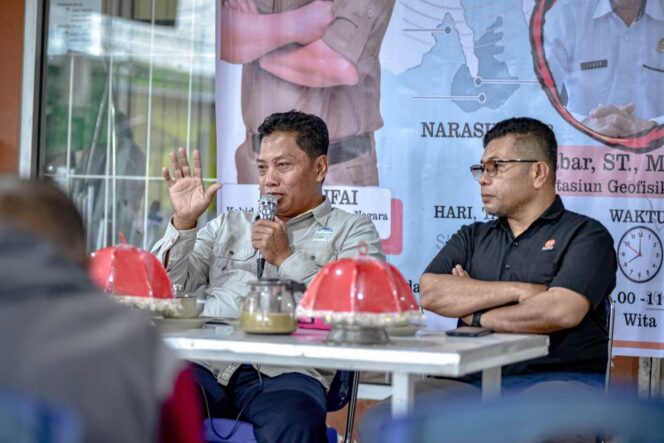 
					Pembicara Kepala Stasiun Geofisika BMKG Palu, Sujabar, bersama Kepala Bidang Kepanduan dan Bela Negara DPW PKS Sulteng, Iwan Rifai. FOTO: netiz.id 