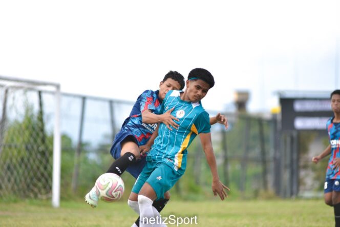 
					Pemain Kecamatan Tawaeli (hijau) berduel dengan pemain Kecamatan Tatanga (biru) dalam laga Porkot VI Palu 2025 cabang sepak bola di Lapangan PS Kilat, Kamis (04/09/25). FOTO: netizSport.