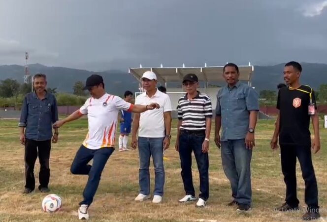 
					Bendahara Umum Asprov PSSI Sulteng, Susik, melakukan tendangan perdana sebagai tanda dimulainya turnamen Likuifaksi Mini Soccer di Desa Lolu, Kecamatan Biromaru, Kabupaten Sigi, Minggu (31/08/25). FOTO: istimewa