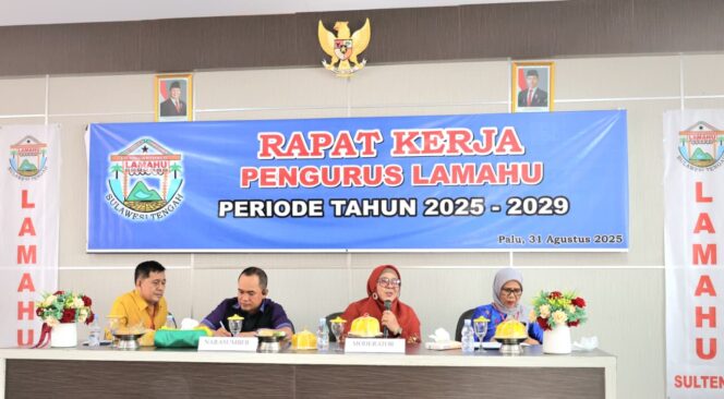 
					Ketua Fraksi PKS DPRD Sulteng Hj. Wiwik Jumatul Rofi’a (dua dari kanan) saat menyampaikan materi dalam Rapat Kerja dan pengukuhan pengurus Ormas Lamahu Sulteng periode 2025–2029 di Palu, Sabtu (31/08/25). FOTO: istimewa