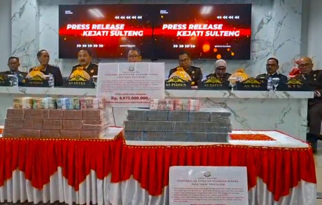 
					Kepala Kejati Sulawesi Tengah, N. Rahmat, didampingi para asisten saat konferensi pers pemaparan kinerja Januari–Agustus 2025 di Palu, Selasa (02/09/25). FOTO: istimewa