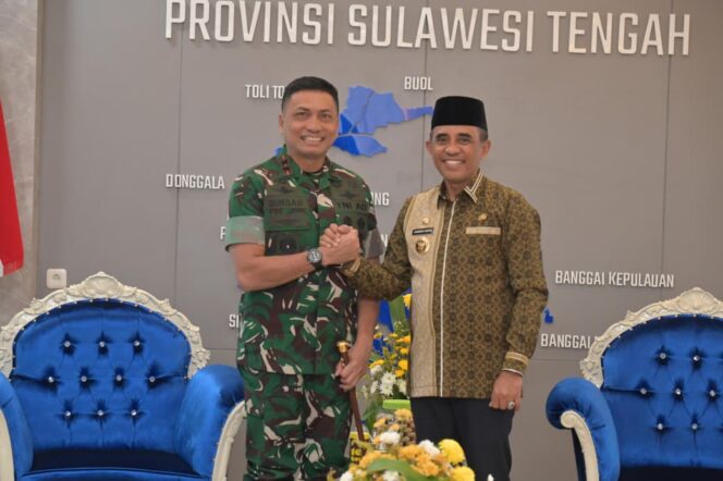 
					Gubernur Sulawesi Tengah, Anwar Hafid, berjabat tangan dengan Pangdam XXIII/Palaka Wira, Mayjen TNI Jonathan Binsar Parluhutan Sianipar, usai pertemuan di ruang kerja Gubernur, Kamis (04/09/25). FOTO: istimewa