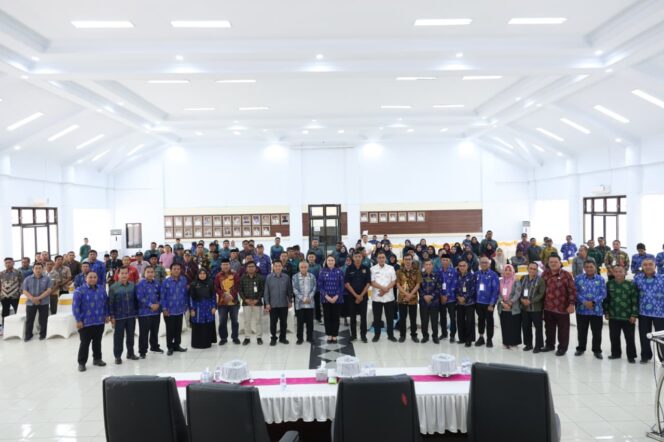 
					Bupati Donggala, Vera Elena Laruni, bersama peserta Bimtek Peningkatan Kompetensi Aparatur Disdukcapil dan Pemerintah Desa dalam Layanan Administrasi Kependudukan Tahun 2025 di Aula Kasiromu Kantor Bupati Donggala, Kamis (04/09/25). FOTO: istimewa