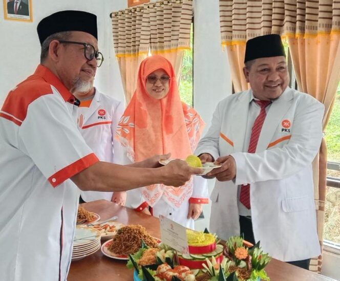 
					anggota DPRD Sulawesi Tengah, Sri Atun bersama Pengurus PKS Balut secara seremonial memotong tumpeng. FOTO: istimewa