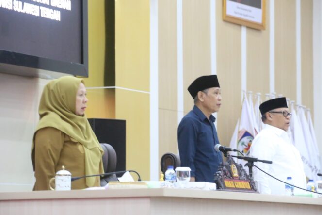 
					Wakil Ketua I DPRD Sulawesi Tengah Aristan (tengah) bersama Ketua DPRD Sulteng Mohammad Arus Abdul Karim (kanan) dan Wakil Gubernur Sulteng dr. Reny A. Lamadjido (kiri) saat mengikuti Rapat Paripurna penetapan dua Ranperda di ruang sidang utama DPRD Sulteng, Palu, Selasa (09/09/25). FOTO: istimewa