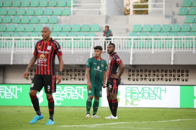 
					Pemain Persipal FC dan Persipura Jayapura saling berhadapan dalam laga pembuka Pegadaian Championship 2025/2026 di Stadion Bj Habibie Kota Pare-pare, Minggu (14/09/25). FOTO: Offisial Persipal FC