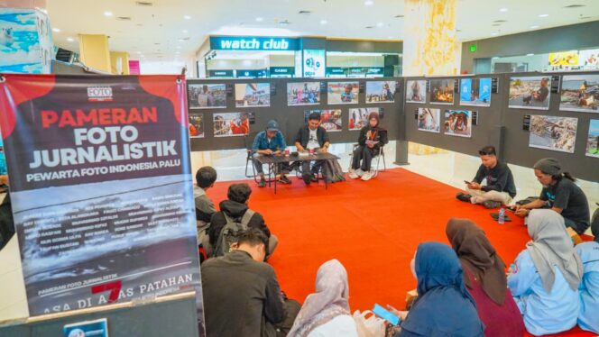
					Sejumlah mahasiswa dan komunitas fotografi mengikuti diskusi kebencanaan dan etika liputan yang digelar Pewarta Foto Indonesia (PFI) Palu dalam rangkaian pameran foto jurnalistik bertajuk “Asa di Atas Patahan” di Palu Grand Mall, Senin (15/09/25). FOTO: Mugni/ PFI PALU 