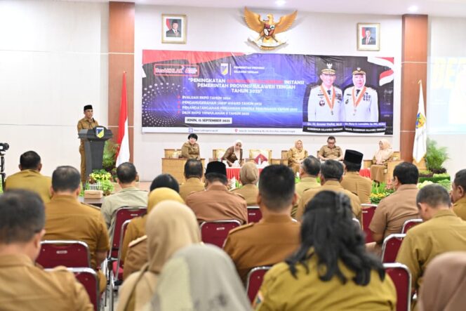 
					Gubernur Sulawesi Tengah membuka acara Peningkatan Akuntabilitas Kinerja Instansi Pemerintah Provinsi Sulawesi Tengah 2025 yang dirangkaikan dengan Evaluasi RKPD, Penganugerahan SAKIP Award, dan Penandatanganan Perjanjian Kinerja Perubahan di Gedung Pogombo, Kantor Gubernur Sulteng, Senin (15/09/25). FOTO: istimewa