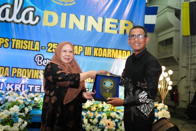 
					Wakil Gubernur Sulawesi Tengah, dr. Reny A. Lamadjido menghadiri Gala Dinner Satgas Operasi Trisila 25 Tahap III Koarmada II yang digelar di atas KRI Teluk Ende-571, Pelabuhan Pantoloan, Senin (15/09/25). FOTO: istimewa