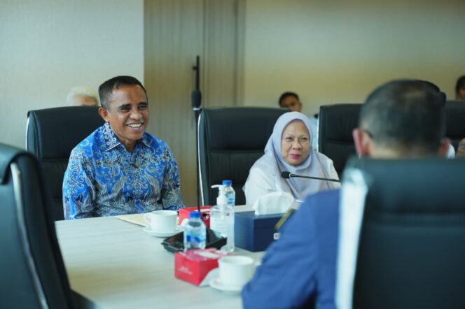 
					Gubernur Sulawesi Tengah, Anwar Hafid, bersama Wakil Gubernur Reny Lamadjido saat melakukan audiensi dengan Kementerian PUPR membahas program prioritas pembangunan RS Undata Nambaso, Selasa (23/09/25). FOTO: istimewa