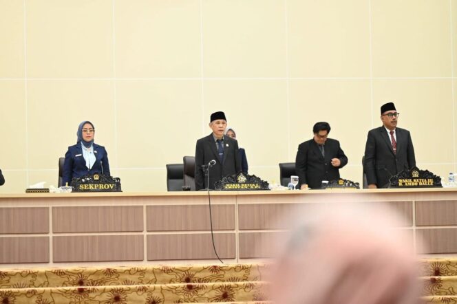 
					Wakil Ketua I DPRD Sulteng Aristan bersama jajaran pimpinan dewan memimpin Rapat Paripurna Penutupan Masa Persidangan III Tahun Pertama sekaligus Pembukaan Masa Persidangan I Tahun Kedua di Gedung DPRD Sulteng, Kamis (25/09/25). FOTOL istimewa