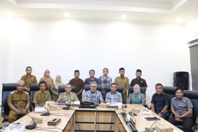 
					Komisi II menggelar Rapat Dengar Pendapat (RDP) untuk membahas pembangunan lapangan sepakbola dan jalan di Desa Labuan Salumbone, Kecamatan Labuan, Kabupaten Donggala. FOTO: istimewa