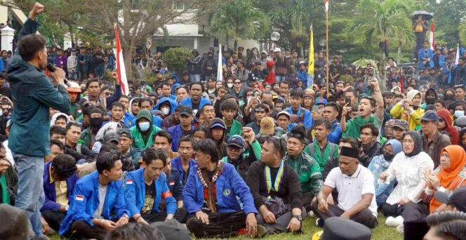 
					Ketua Fraksi PKS, Wiwik bersama anggota DPRD lainnya menerima Ribuan mahasiswa dan elemen masyarakat menggelar aksi unjuk rasa di depan Gedung DPRD Sulawesi Tengah, Senin (01/09/25). FOTO: istimewa