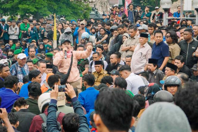 
					Ketua DPRD Sulteng, Arus Abdul Karim, didampingi Wakil Ketua Aristan, Syafruddin Hafid, serta sejumlah anggota dewan lainnya temui ribuan demonstran. FOTO: istimewa