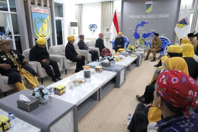 
					Gubernur Sulawesi Tengah, Anwar Hafid, menerima audiensi pengurus Badan Musyawarah Adat (BMA) Provinsi Sulteng di ruang kerjanya, Selasa (02/09/25). FOTO: istimewa
