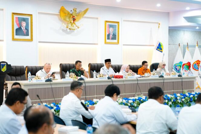 
					Gubernur Sulawesi Tengah, Anwar Hafid, memimpin Rapat Koordinasi Tim Pengendalian Inflasi Daerah (TPID) bersama Forkopimda dan jajaran terkait di Ruang Polibu, Kantor Gubernur Sulteng, Rabu (03/09/25). FOTO: istimewa