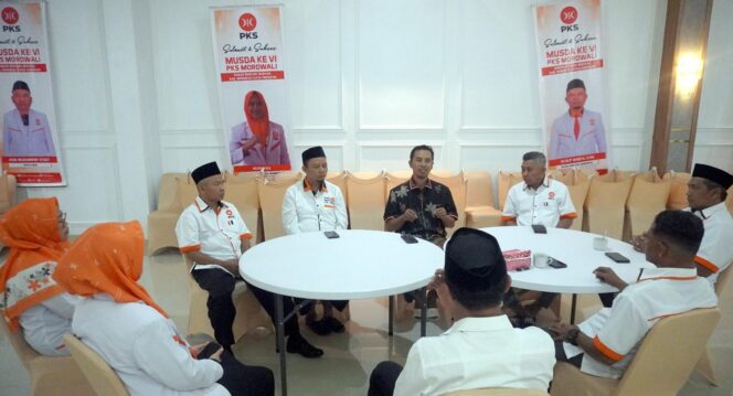 
					Ketua DPW PKS Sulawesi Tengah, Muhammad Wahyuddin (tengah), memberikan arahan kepada jajaran pengurus DPTD PKS Morowali dalam rangkaian Musyawarah Daerah (Musda) VI, Sabtu (6/09/25). FOTO: istimewa