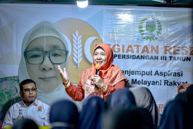
					Anggota DPRD Provinsi Sulawesi Tengah dari Fraksi PKS, Hj. Wiwik Jumatul Rofi’ah saat reses di Lapangan Galemponk Besusu Tengah.  FOTO: netiz.id