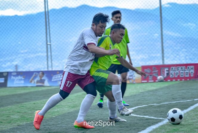 
					Pemain Jurnalis Palu FC (putih), Irwan berebut bola dengan pemain tim Binmas Polda Sulteng (hijau) dalam laga persahabatan di Lapangan Mini Soccer Duyu, Palu, Rabu (10/09/25). FOTO: netizSport.