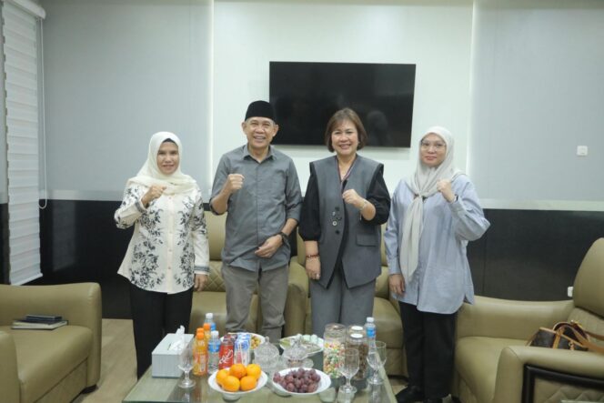 
					Wakil Ketua I DPRD Sulawesi Tengah, Aristan, bersama Sekwan DPRD Sulteng, Siti Rachmi Amir Singi, menerima kunjungan kerja Direktur Produk Hukum Daerah Kemendagri, Dra. Imelda Sormin, di Palu, Jumat (12/09/25). FOTO: istimewa