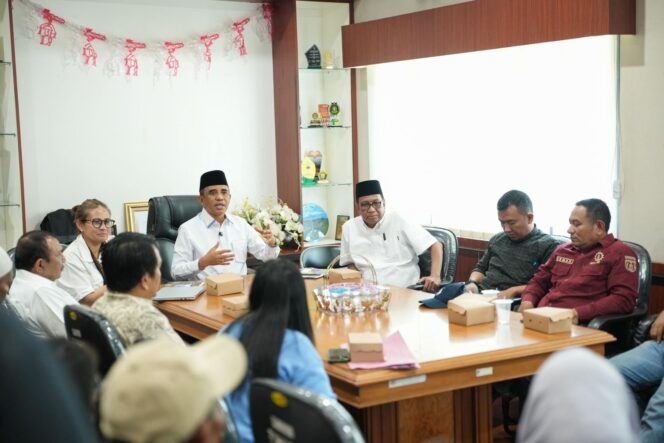 
					Gubernur Sulawesi Tengah, Dr. H. Anwar Hafid saat menerima warga Talise, Talise Valangguni, dan Tondo. FOTO: istimewa