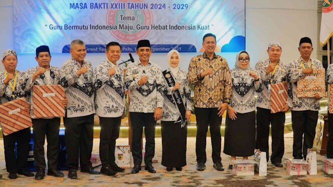 
					Ketua Komisi IV DPRD Sulteng, H. Moh. Hidayat Pakamundi, SE, bersama Gubernur Sulawesi Tengah, Dr. H. Anwar Hafid, M.Si, Ketua Tim Penggerak PKK Sulteng, Ir. Sry Nirwanti Bahasoan, serta jajaran pengurus PGRI berfoto bersama dalam Konferensi Kerja Provinsi (Konkerprov) I PGRI Sulteng Tahun 2025, di Grand Sya Hotel Palu, Jumat (12/09/25). FOTO: istimewa