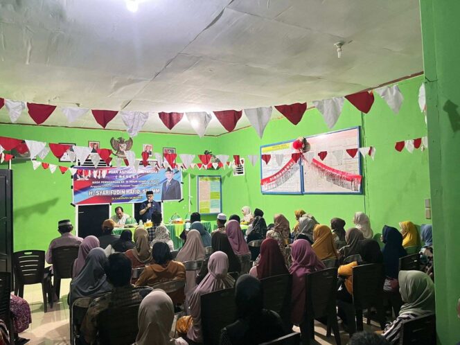 
					Wakil Ketua II DPRD Sulteng, H. Syarifuddin Hafid, saat menggelar reses dan menyerap aspirasi masyarakat di salah satu desa Kabupaten Morowali, Senin (15/09/25). FOTO: istimewa