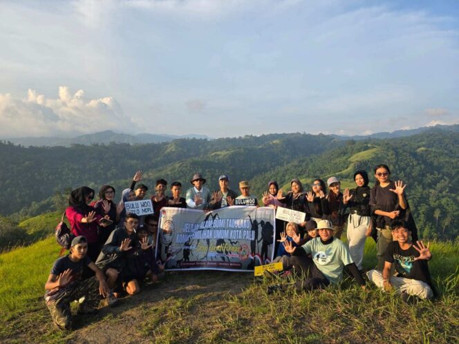
					Peserta kegiatan Jelajah Alam yang digelar KPU Kota Palu berfoto bersama di puncak Gunung Buluwo, Desa Ngatabaru, Kabupaten Sigi, Sabtu (13/09/25). FOTO: istimewa
