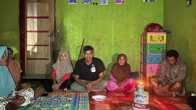 
					Ketua DPRD Donggala, Moh. Taufik (tengah), saat mengunjungi kediaman Aulia, siswi korban dugaan perundungan di salah satu sekolah di Donggala, Minggu malam (14/09/25). FOTO: Hendra/Dahlan